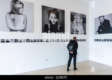 Londres, Royaume-Uni. 31 mars 2022. Un visiteur voit des images du photographe Ray Burmiston de l'exposition "Art of London Presents Take A minute 2022" dans une galerie temporaire sous les écrans de Piccadilly Circus. Lancée par le médecin du NHS et présentateur de la télévision, Ranj Singh, plus de cent étoiles de la liste A fermé les yeux à la caméra pour faire une pause, réfléchir et sensibiliser à la santé mentale. Credit: Stephen Chung / Alamy Live News Banque D'Images