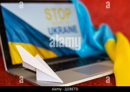 arrêter la guerre et patriote. laptop, drapeau de l'ukraine Banque D'Images