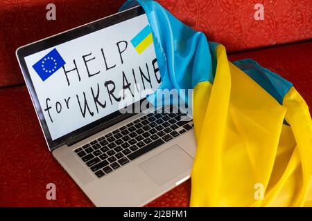 arrêter la guerre et patriote. laptop, drapeau de l'ukraine Banque D'Images