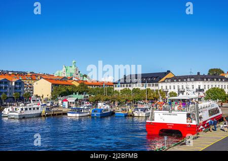 Strömstad, Bohuslän, Västra Götalands län, Suède: Ferry pour passagers à quai KOSTERVAG au terminal et vue pittoresque sur le front de mer. Banque D'Images