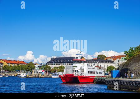 Strömstad, Bohuslän, Västra Götalands län, Suède: Ferry pour passagers à quai KOSTERSUND au terminal et vue pittoresque sur le front de mer. Banque D'Images