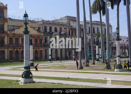 La Havane, Cuba, le 10 avril 2010, atmosphère typique du centre de la Havane avec des jeunes jouant au baseball dans la rue Banque D'Images