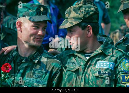 Photo du dossier : gardien de la paix 94, Totskoye, Russie. 250 la Russie et un nombre égal de soldats américains ont participé à la première réunion conjointe L’armée RUSSE-AMÉRICAINE exerce sur le sol russe durant le « Peacekeeper 94 » sur la base militaire russe de Totskoye, à 800 miles (1 280km) au sud-est de Moscou. Septembre 1994. Banque D'Images