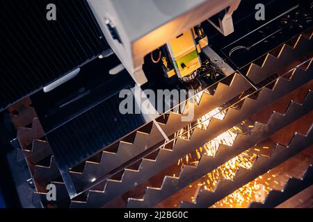 CNC usinage de la métallurgie au laser découpe au plasma de la gravure de métal. Concept contexte technologie industrielle moderne. Banque D'Images