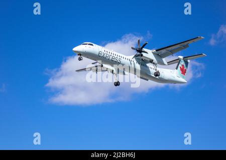 Air Canada Express Bombardier DHC-8-402Q Dash 8 atterrissage à l'aéroport international Pearson Toronto Canada Banque D'Images