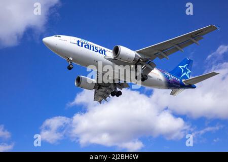 Compagnie aérienne canadienne Air Transat Airbus A310 atterrissant à l'aéroport international Lester B. Pearson, connu sous le nom d'aéroport international Pearson de Toronto Canada YYZ Banque D'Images