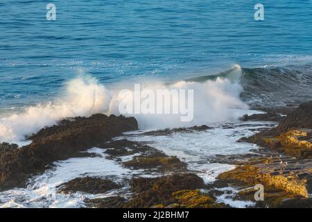 Vue d'en haut d'une vague de rupture dans la côte de Pichilemu, Chili Banque D'Images