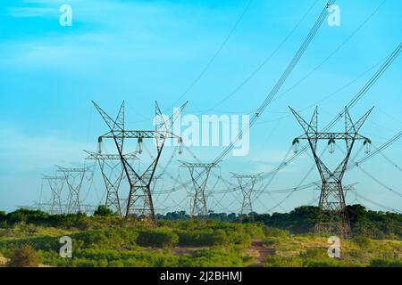 Lignes électriques sortant d'un barrage d'Itaipu, État de Parana, Brésil Banque D'Images