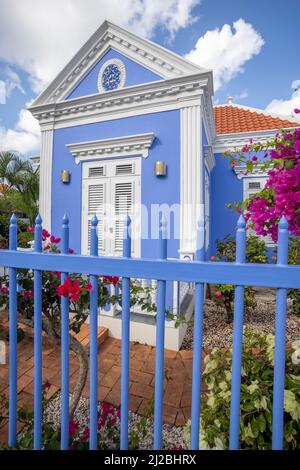 Belle propriété avec une maison récemment peinte en bleu et blanc et un toit rouge à Willemstad, Curaçao Banque D'Images