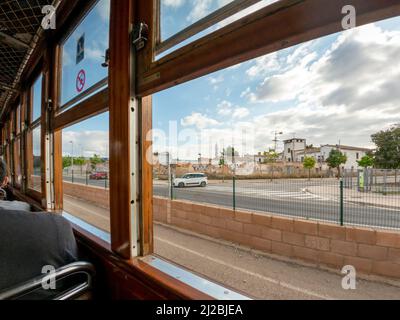 Palma, Majorque - septembre 2021 : vue fenêtre depuis l'intérieur du train historique vers Soller, Ferrocarril de Soller, Majorque, Iles Baléares, Espagne, Banque D'Images