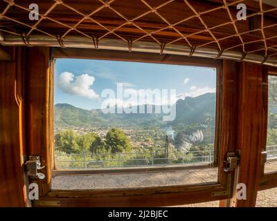 Palma, Majorque - septembre 2021 : vue fenêtre depuis l'intérieur du train historique vers Soller, Ferrocarril de Soller, Majorque, Iles Baléares, Espagne, Banque D'Images