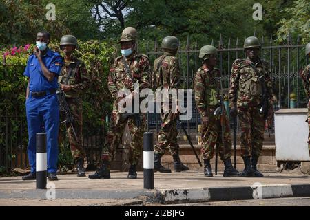 Nairobi, Kenya. 31st mars 2022. Les policiers sont placés sur garde à l'intérieur de la Cour suprême lors de l'audition de l'initiative Building Bridges (BBI). Le BBI, qui était censé modifier la Constitution kenyane et élargir l'exécutif, a été déclaré inconstitutionnel par la Cour suprême. Crédit : SOPA Images Limited/Alamy Live News Banque D'Images