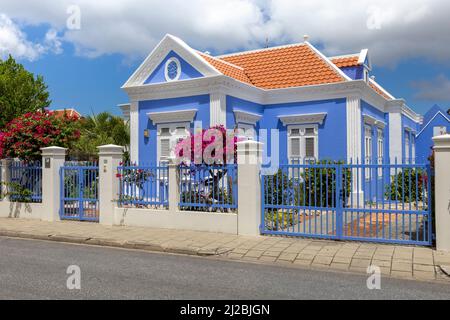 Belle propriété avec une maison récemment peinte en bleu et blanc et un toit rouge à Willemstad, Curaçao Banque D'Images