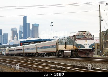 Seattle - 29 mars 2022 ; train Amtrak Cascade en direction du sud de Seattle à Portland en quittant le centre-ville avec le départ en soirée 507 Banque D'Images