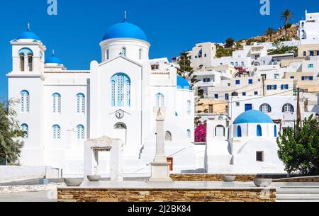 L'église de la cathédrale d'iOS sur la place de la ville de Chora Banque D'Images