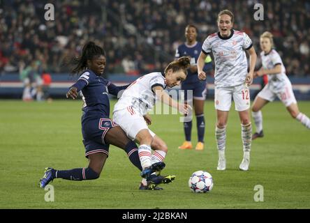 Lina Magull du Bayern Munich, Aminata Diallo du PSG (à gauche) lors de la Ligue des champions des femmes de l'UEFA, quart de finale, match de football à 2nd jambes entre Paris Saint-Germain et Bayern Munich le 30 mars 2022 au stade du Parc des Princes à Paris, France - photo: Jean Catuffe/DPPI/LiveMedia Banque D'Images