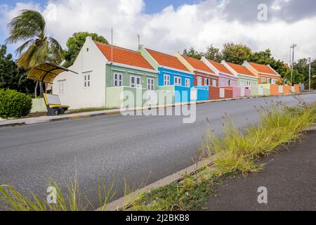 Petites maisons colorées le long de la route quelque part à Willemstad, Curaçao Banque D'Images