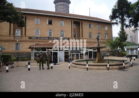Nairobi, Kenya. 31st mars 2022. Les policiers sont sur garde à l'entrée de la Cour suprême lors de l'audition de l'initiative Building Bridges (BBI). Le BBI, qui était censé modifier la Constitution kenyane et élargir l'exécutif, a été déclaré inconstitutionnel par la Cour suprême. (Photo de John Ochieng/SOPA Images/Sipa USA) crédit: SIPA USA/Alay Live News Banque D'Images