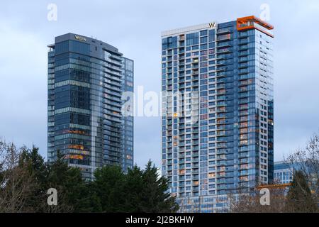 Bellevue, WA, États-Unis - 29 mars 2022 ; soirée dans les hôtels Westin et W de Bellevue, Washington, avec lumières dans les fenêtres Banque D'Images