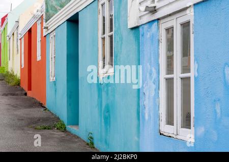 Petites maisons colorées le long de la route quelque part à Willemstad, Curaçao Banque D'Images