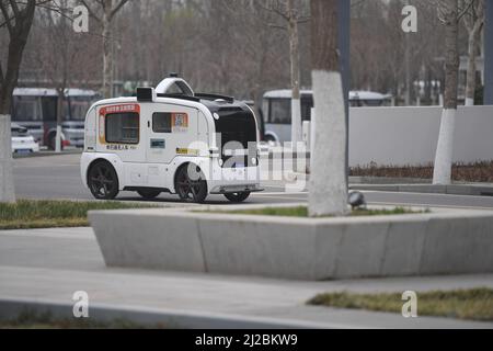 (220331) -- XIONG'AN, 31 mars 2022 (Xinhua) -- photo prise le 31 mars 2022 montre un véhicule vendeur intelligent dans la nouvelle région de Xiong'an, dans la province de Hebei, au nord de la Chine. Surnommée la plus jeune ville de Chine et une « ville du futur », la nouvelle région de Xiong'an marque vendredi son cinquième anniversaire. La Chine a annoncé son intention d'établir la nouvelle zone de Xiong'an le 1 avril 2017, afin de soulager Beijing des fonctions non essentielles à son rôle de capitale nationale et de faire progresser le développement coordonné de la région de Beijing-Tianjin-Hebei. À la fin de 2021, la construction a commencé sur 177 projets clés à Xiong'an, avec un t Banque D'Images