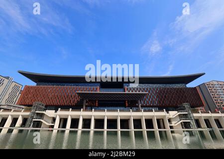 (220331) -- XIONG'AN, 31 mars 2022 (Xinhua) -- photo prise le 31 mars 2022 montre le centre de services aux entreprises de la nouvelle région de Xiong'an, dans la province de Hebei, au nord de la Chine. Surnommée la plus jeune ville de Chine et une « ville du futur », la nouvelle région de Xiong'an marque vendredi son cinquième anniversaire. La Chine a annoncé son intention d'établir la nouvelle zone de Xiong'an le 1 avril 2017, afin de soulager Beijing des fonctions non essentielles à son rôle de capitale nationale et de faire progresser le développement coordonné de la région de Beijing-Tianjin-Hebei. À la fin de 2021, la construction de 177 projets clés à Xiong'an, avec un tot Banque D'Images