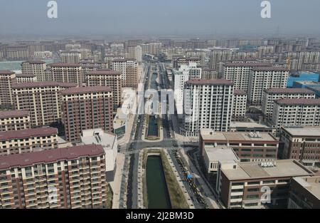 (220331) -- XIONG'AN, 31 mars 2022 (Xinhua) -- photo aérienne prise le 31 mars 2022 montre une vue du district de Rongdong dans la nouvelle région de Xiong'an, dans la province de Hebei, au nord de la Chine. Surnommée la plus jeune ville de Chine et une « ville du futur », la nouvelle région de Xiong'an marque vendredi son cinquième anniversaire. La Chine a annoncé son intention d'établir la nouvelle zone de Xiong'an le 1 avril 2017, afin de soulager Beijing des fonctions non essentielles à son rôle de capitale nationale et de faire progresser le développement coordonné de la région de Beijing-Tianjin-Hebei. À la fin de 2021, la construction a commencé sur 177 projets clés à Xiong'an, WIT Banque D'Images