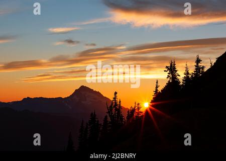 WA21219-00...WASHINGTON - Sloan Peak au coucher du soleil depuis le Pacific Crest Trail au sud de White Pass. Banque D'Images