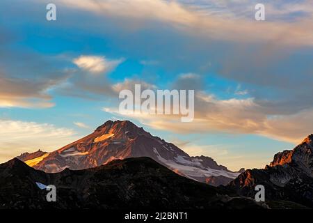 WA21220-00...WASHINGTON - coucher de soleil sur Glacier Peak depuis le Pacific Crest Trail, dans le Glacier Peak Wilderness, au sud de White Pass. Banque D'Images