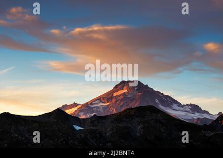 WA21221-00...WASHINGTON - coucher de soleil sur Glacier Peak depuis le Pacific Crest Trail, dans le Glacier Peak Wilderness, au sud de White Pass. Banque D'Images