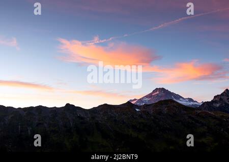 WA21222-00...WASHINGTON - coucher de soleil sur Glacier Peak depuis le Pacific Crest Trail, dans le Glacier Peak Wilderness, au sud de White Pass. Banque D'Images