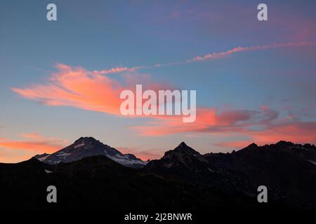 WA21225-00...WASHINGTON - nuages au coucher du soleil sur Glacier Peak depuis le Pacific Crest Trail, dans le Glacier Peak Wilderness, au sud de White Pass. Banque D'Images