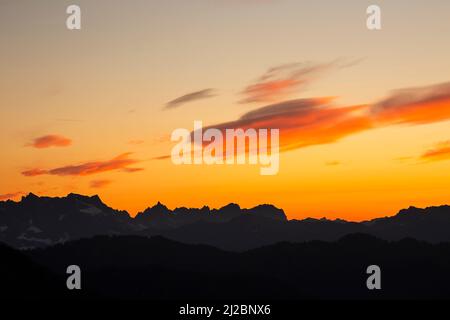 WA21226-00...WASHINGTON - le Monte Cristo culmine au coucher du soleil depuis le Pacific Crest Trail, au sud de White Pass, dans le Glacier Peak Wilderness. Banque D'Images