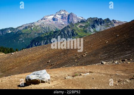 WA21236-00...WASHINGTON - Glacier Peak vue depuis un flanc du White Chuck Cinder Cone dans la région sauvage de Glacer Peak. Banque D'Images