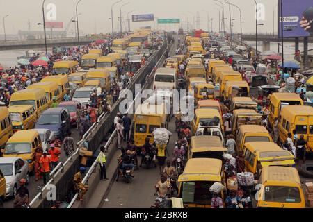 Trafic important sur le pont carter, dans l'arène du marché d'Idumota, île de Lagos, état de Lagos, ville commerciale. Nigéria. Banque D'Images