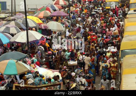 Trafic important sur le pont carter, dans l'arène du marché d'Idumota, île de Lagos, état de Lagos, ville commerciale. Nigéria. Banque D'Images