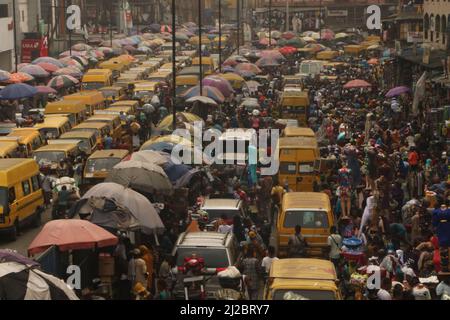 Trafic important sur le pont carter, dans l'arène du marché d'Idumota, île de Lagos, état de Lagos, ville commerciale. Nigéria. Banque D'Images