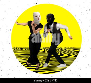 Collage d'art contemporain. Jeune couple élégant, homme et femme portant des balaclaves et dansant isolés sur fond jaune Banque D'Images