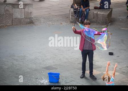 Londres, Royaume-Uni - 19 juillet 2021 - Un acteur de rue de la bulle de savon dans la région de South Bank Banque D'Images