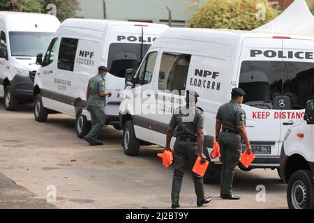 Formation du personnel de police à l’utilisation du matériel de détection pour lutter contre la contrebande de matières nucléaires et radioactives à Lagos (Nigéria). Les États-Unis ont fait don de camionnettes et d'équipements de détection nucléaire au commandement de l'élimination des munitions explosives (EOD) de la police du Nigeria (FNP). Lagos, Nigéria. Banque D'Images