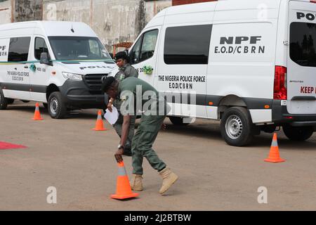 Formation du personnel de police à l’utilisation du matériel de détection pour lutter contre la contrebande de matières nucléaires et radioactives à Lagos (Nigéria). Les États-Unis ont fait don de camionnettes et d'équipements de détection nucléaire au commandement de l'élimination des munitions explosives (EOD) de la police du Nigeria (FNP). Lagos, Nigéria. Banque D'Images