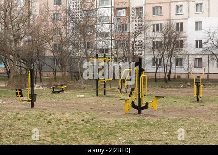 Salle de sport extérieure dans la cour des immeubles à appartements. Équipement de conditionnement physique extérieur dans la cour publique. Simulateurs sportifs dans le parc Banque D'Images