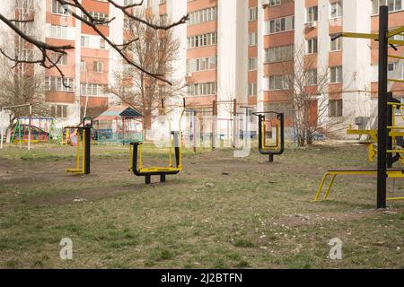 Salle de sport extérieure dans la cour des immeubles à appartements. Équipement de conditionnement physique extérieur dans la cour publique. Simulateurs sportifs dans le parc Banque D'Images