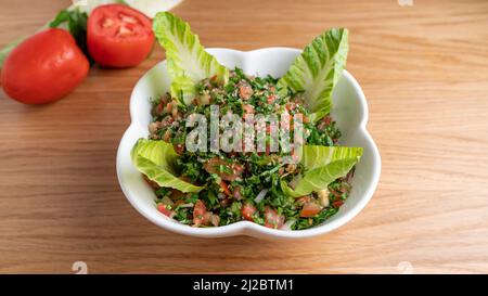 Un bol de salade de tabbouleh (tabbouli). Banque D'Images