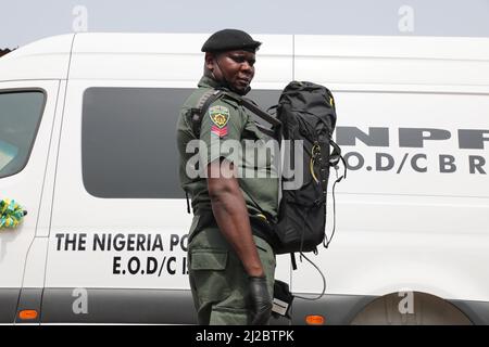 Les États-Unis ont fait don de fourgonnettes et d'équipements pour systèmes de détection nucléaire au commandement de l'élimination des munitions explosives (EOD) de la police du Nigeria (FNP) à Lagos, au Nigeria. Banque D'Images