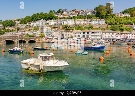 Vue sur la rivière East Looe jusqu'aux habitations et magasins East Looe lors d'une journée de tourisme chargée pour Looe au plus fort de la saison estivale - Looe, Cornwall. Banque D'Images