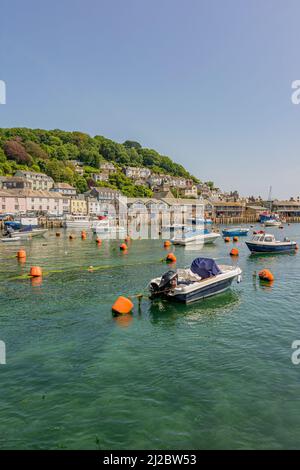 Vue sur la rivière East Looe à marée haute vers East Looe et ses bâtiments à flanc de colline et son front de mer, lors d'une journée chaude et animée de juillet - Looe, Cornwall, Royaume-Uni. Banque D'Images