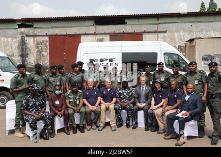 Les États-Unis ont fait don de fourgonnettes et d'équipements pour systèmes de détection nucléaire au commandement de l'élimination des munitions explosives (EOD) de la police du Nigeria (FNP) à Lagos, au Nigeria. Banque D'Images