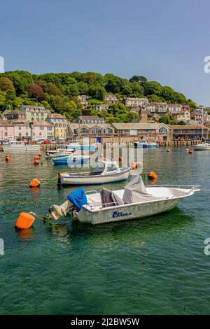 Vue sur la rivière East Looe à marée haute vers East Looe et ses bâtiments à flanc de colline et son front de mer, lors d'une journée chaude et animée de juillet - Looe, Cornwall, Royaume-Uni. Banque D'Images