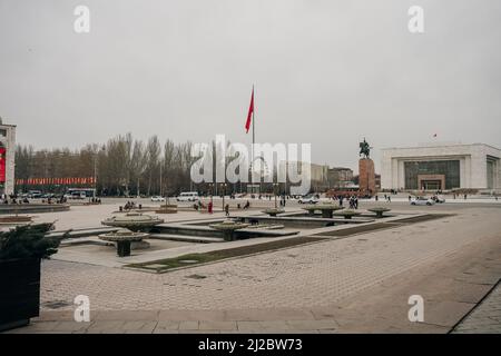 Bichkek / Kirghizistan - fev, 2022, place Ala-Too avec musée d'histoire de l'État et statue de Manas. Photo de haute qualité Banque D'Images